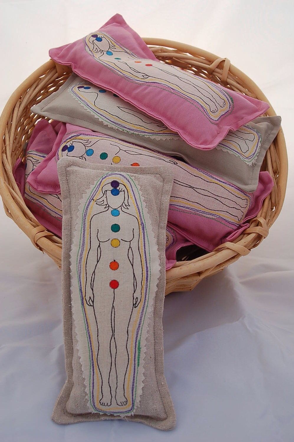 Cojín bordado con los siete chakras